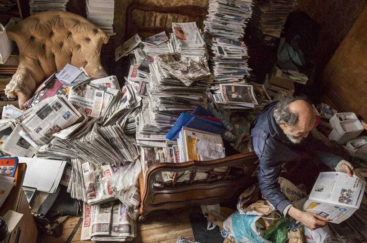 Синдром Плюшкина часто встречается у пожилых людей. Фото.