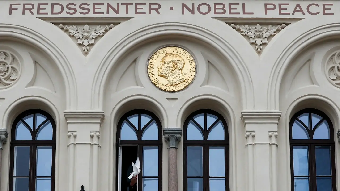 Кто и когда присуждает Нобелевскую премию? Со 2 по 9 октября в Стокгольме и Осло называют имена новых обладателей Нобелевских премий. Фото.