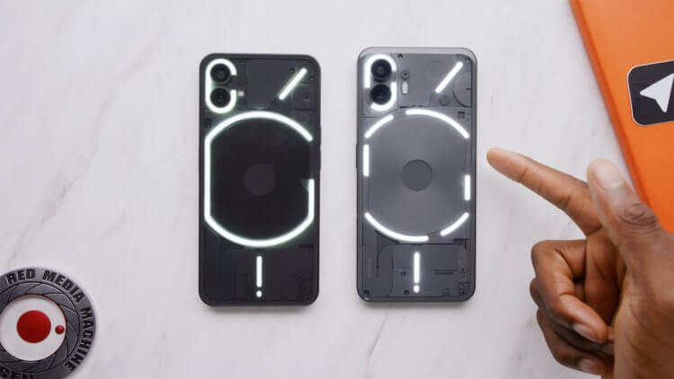 Сравнение Nothing Phone 1 и Nothing Phone 2. Внешне оба аппарата почти идентичны. Фото.