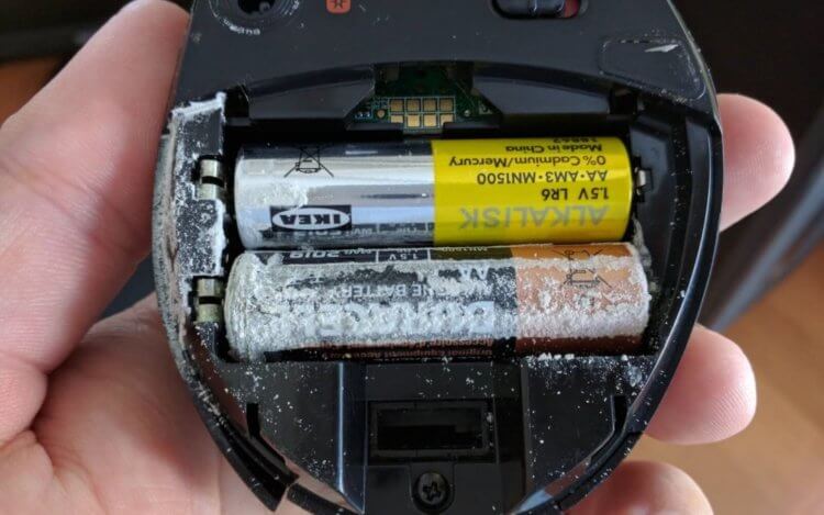 Что будет если хранить дома старые аккумуляторы. Старые батарейки могут выделять в окружающую среду диоксины. Фото.