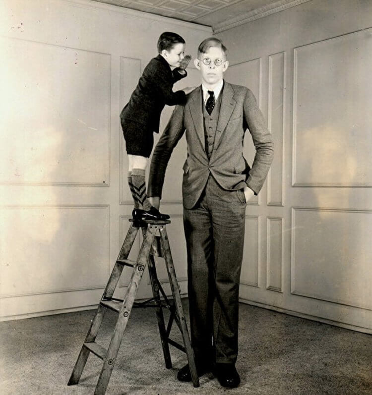 Роберт Уодлоу — самый высокий человек в мире. Чтобы дотянуться до Роберта Уодлоу, некоторым людям нужна была стремянка. Фото.