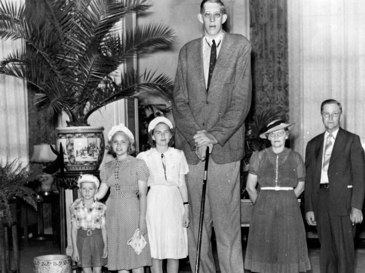 Роберт Уодлоу — самый высокий человек в мире. Роберт Уодлоу с членами семьи. Фото.