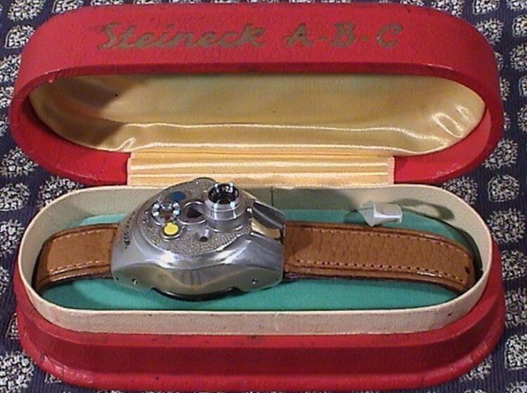 Часы со встроенной камерой Steineck. Часы Steineck продавались в красивой упаковке. Фото.