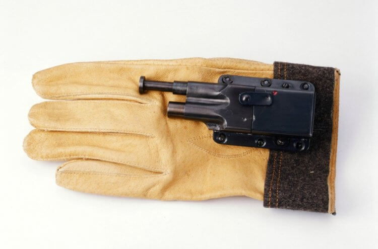 Шпионская перчатка с пистолетом. Перчатка со встроенным огнестрельным оружием. Фото.