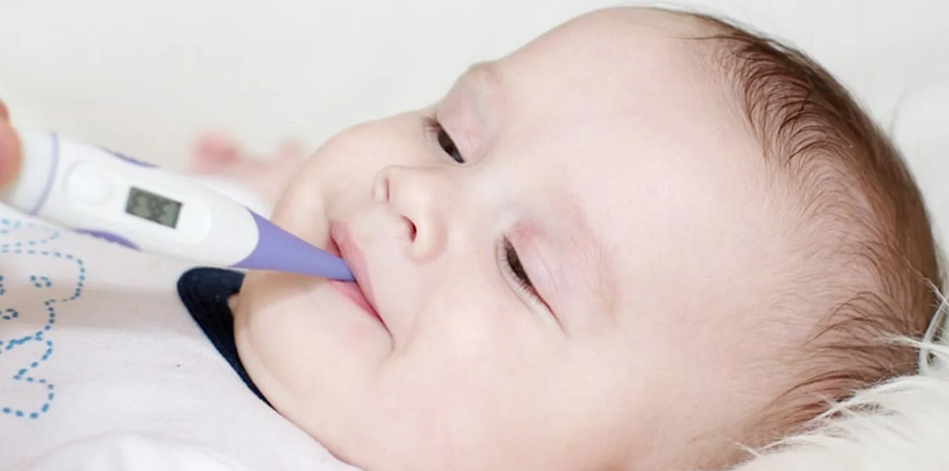 Оральное измерение температуры. Измерение температуры во рту особенно удобно, если пациент — маленький ребенок. Фото.
