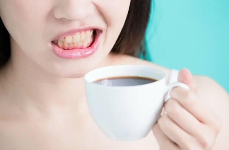 Вред кофе и чая для зубов. Микроскопические частицы чая и кофе липнут к зубной эмали, после чего отбелить зубы бывает очень непросто. Фото.
