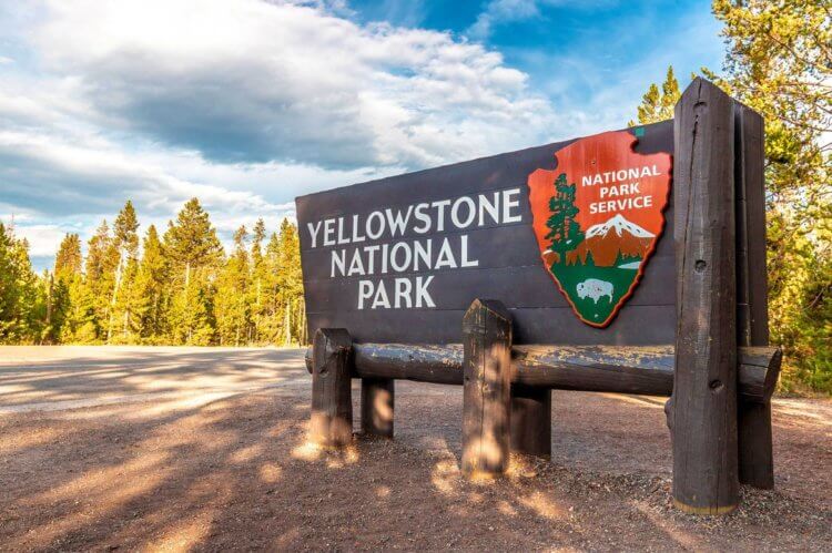 Где находится Национальный парк Йеллоустоун. Огромная табличка у входа в Йеллоустонский национальный парк. Фото.