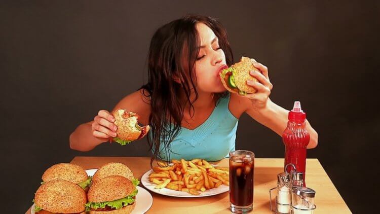 Почему потребление соли увеличивает риск диабета. Добавление соли провоцируют потребления большого количества еды. Фото.