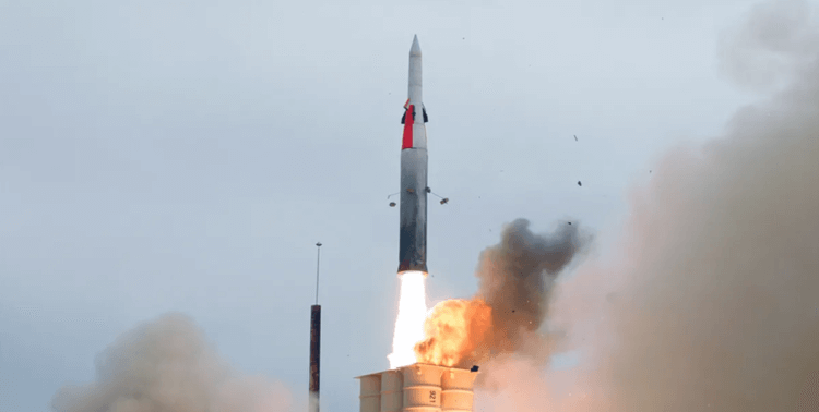 Первый космический бой в истории: как израильская система ПРО перехватила ракету за атмосферой. Взлет ракеты Хец-3, которая перехватила ракету в космосе. Фото.
