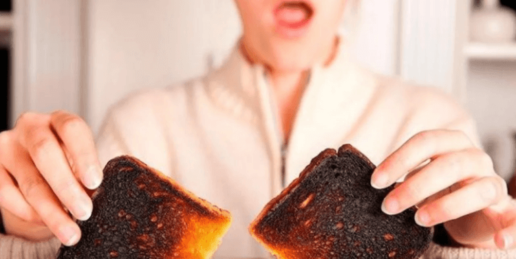 Никогда не ешьте подгоревшие тосты и гренки. Подгоревшие тосты нельзя есть. Фото.