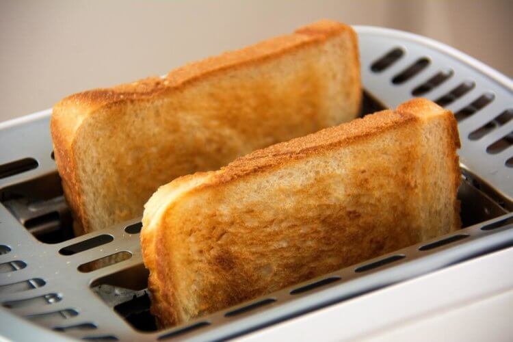 Почему нельзя пережаривать хлеб. Тосты необходимо жарить до золотистого цвета. Фото.