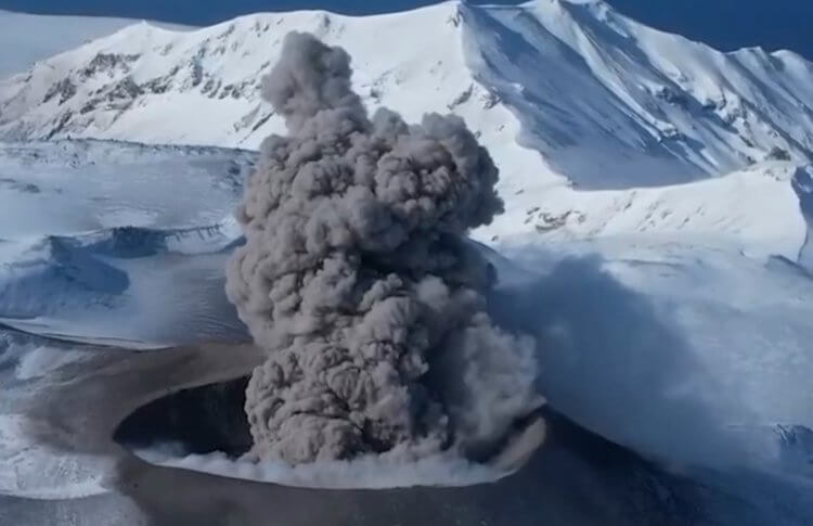 Какие вулканы извергаются в России. Извержение вулкана Эбеко в 2023 году. Фото.