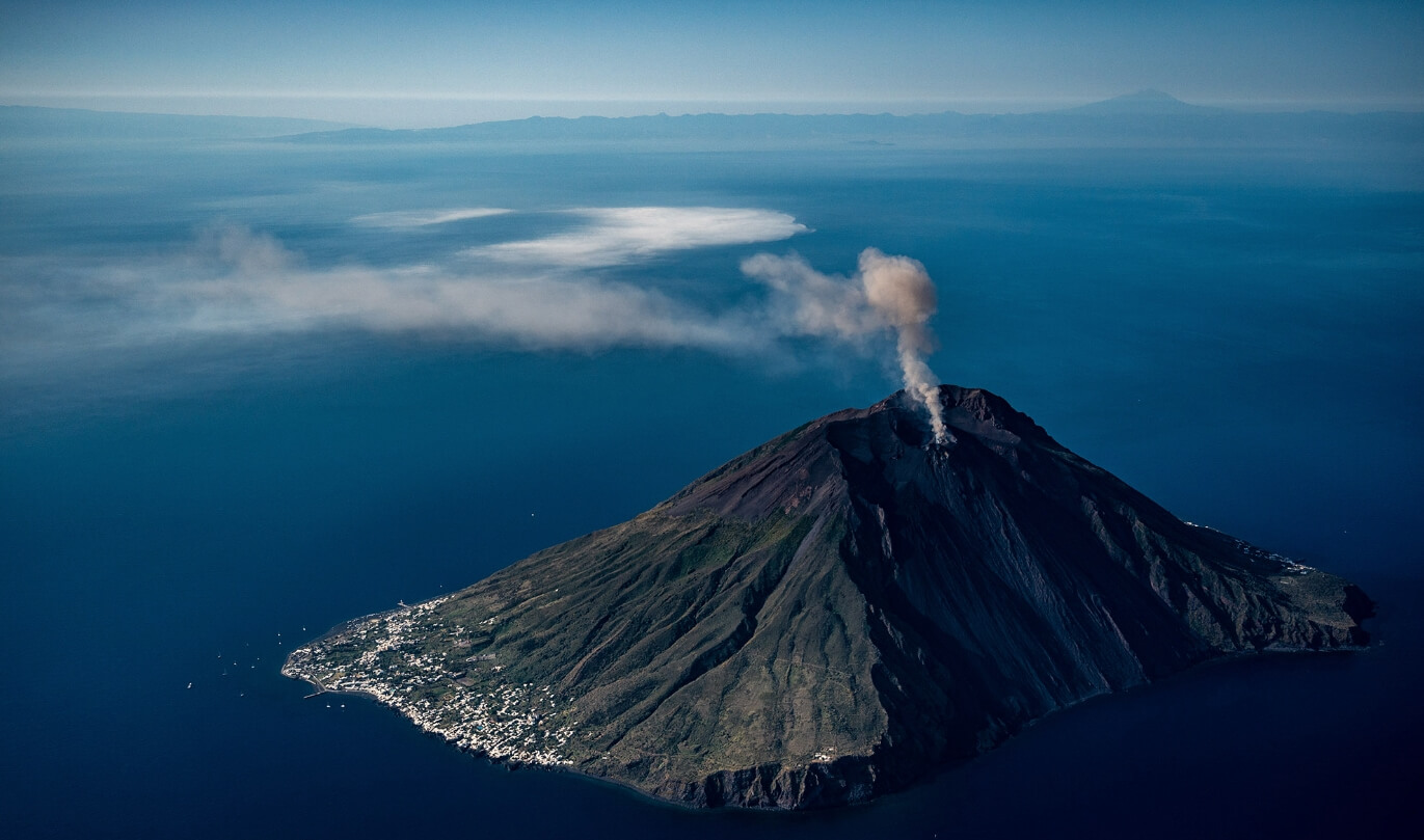 Самые необычные вулканы Земли. Итальянский вулкан Стромболи. Фото.