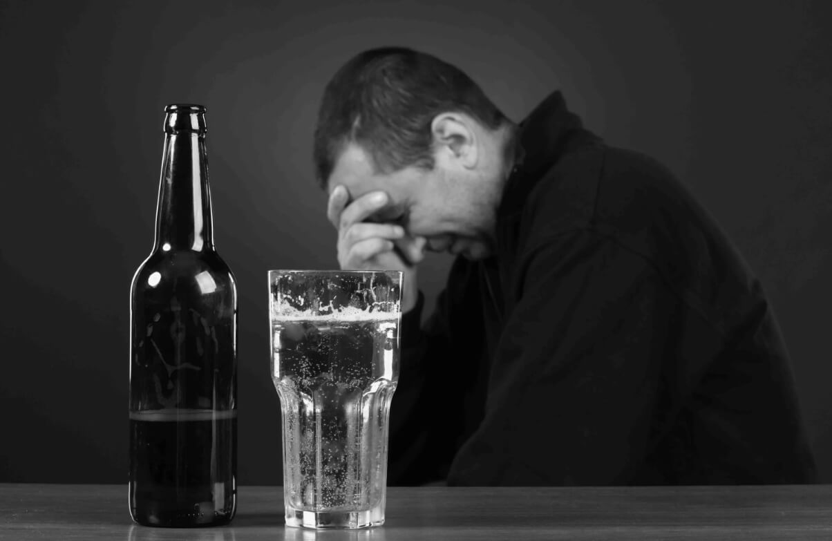 Изучение влияния алкоголя на здоровье. Злоупотребление алкоголем сильно влияет на мышление и память. Фото.