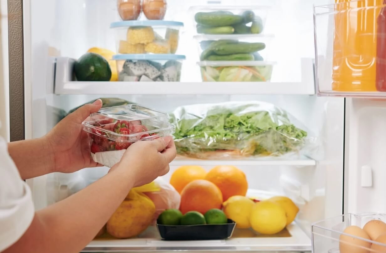 Как не отравиться едой. Хранить еду в холодильнике лучше небольшими порциями. Фото.