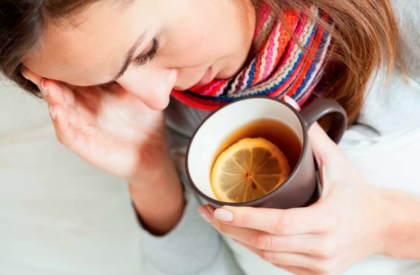 Можно ли пить кофе при температуре. Во время простуды лучше ограничиться теплым чаем с лимоном, никакого кофе. Фото.