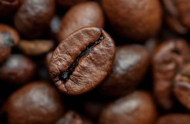 Из чего делают кофе без кофеина и почему он дорого стоит. Фото.