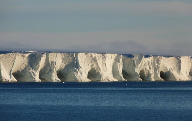 Самый большой айсберг в мире A23a начал двигаться спустя 30 лет простоя. Фото.