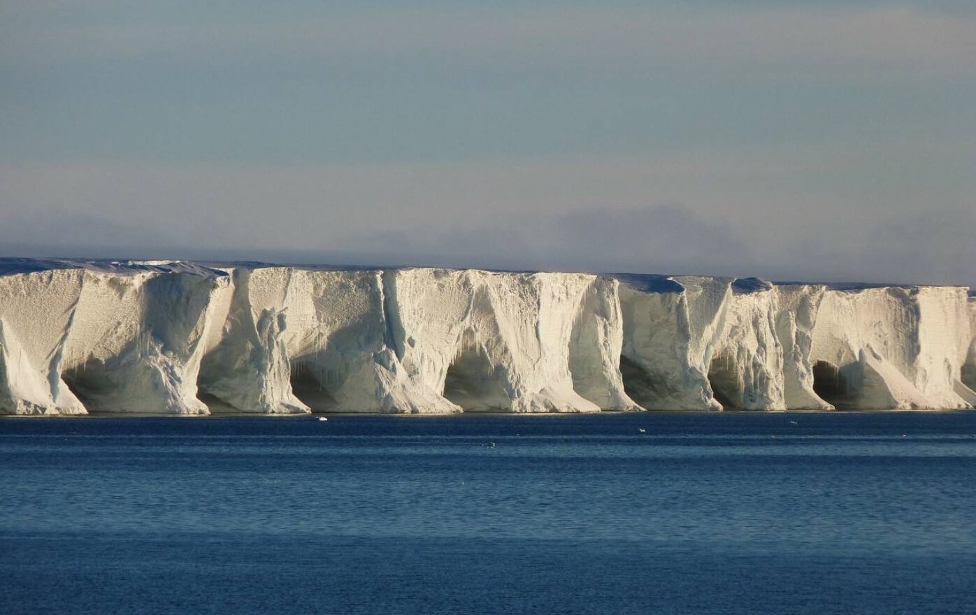 Самый большой айсберг в мире A23a начал двигаться спустя 30 лет простоя. Самый большой айсберг в мире почти в два раза больше Москвы. Фото.