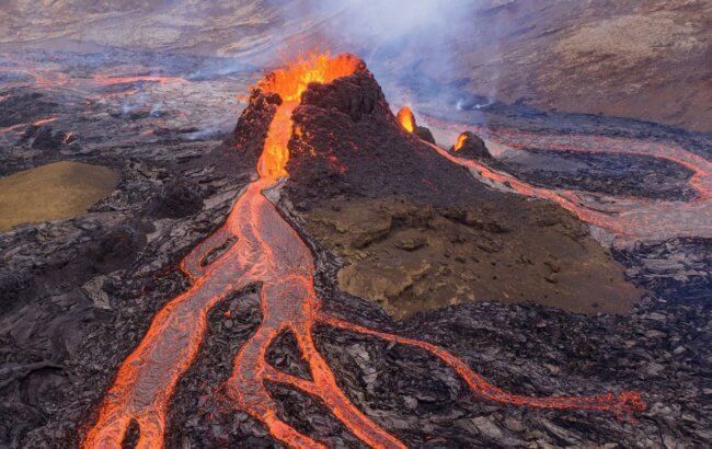 Вулкан в Исландии может уничтожить целый город — катастрофу ожидают в ближайшие дни. Фото.