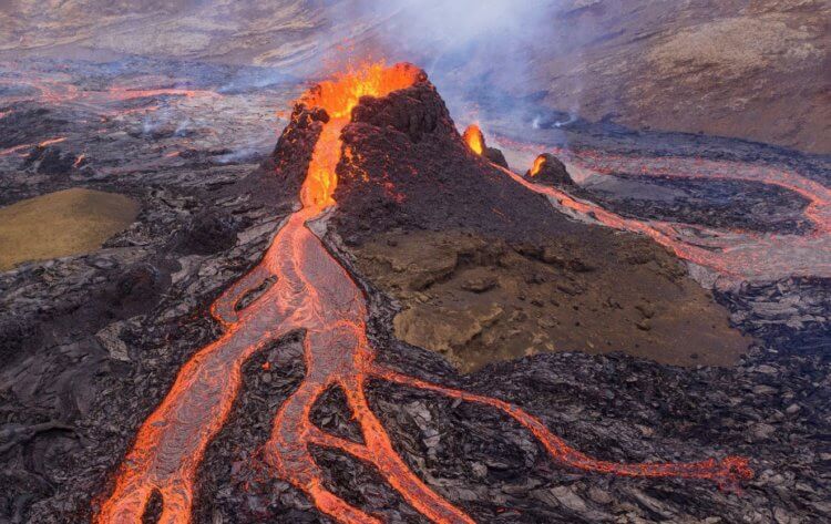 Вулкан в Исландии может уничтожить целый город — катастрофу ожидают в ближайшие дни. Исландскому городу Гриндавик грозит опасность из-за возможного извержения вулкана. Фото.