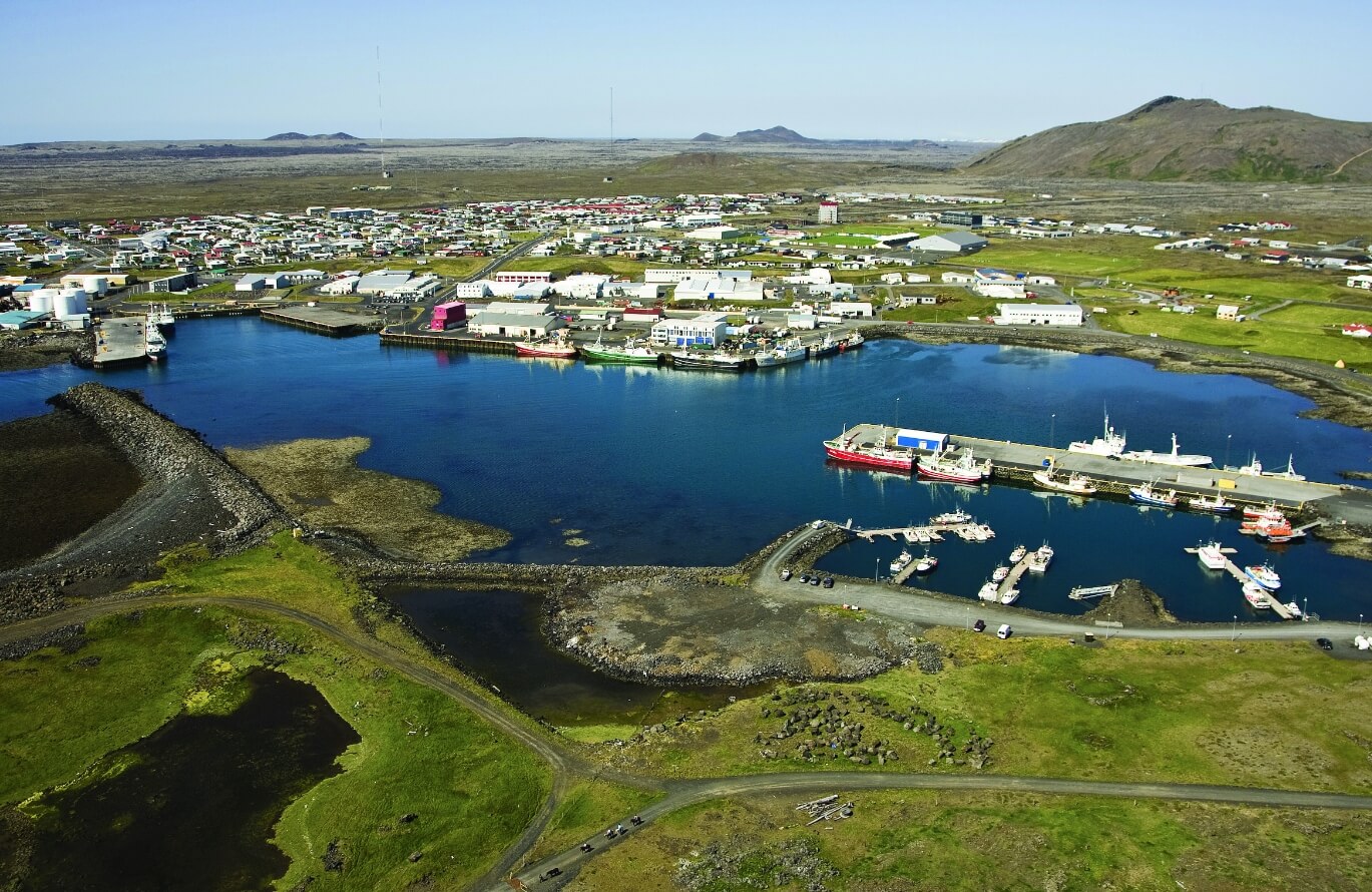 Город Гриндавик может пострадать из-за вулкана. Город Гриндавик в Исландии. Фото.