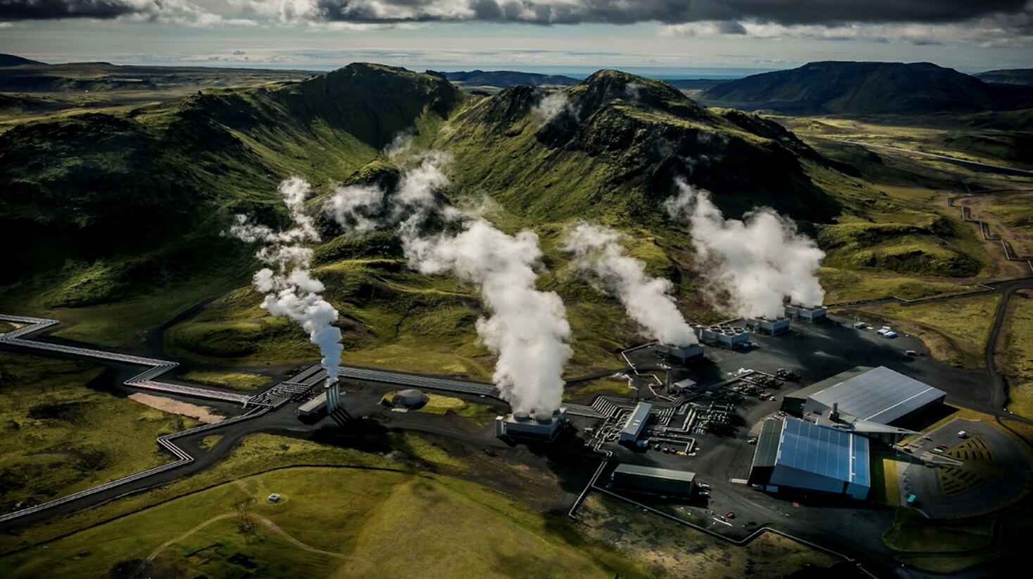 Город Гриндавик может пострадать из-за вулкана. Геотермальная электростанция Сварценги в Исландии. Фото.