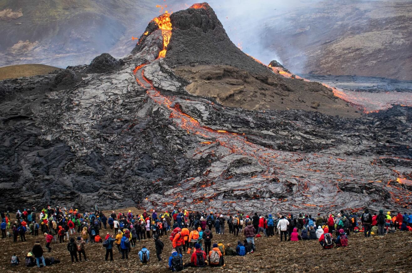 Почему в Исландии много вулканов. Извержение вулкана Фаградальсфьяль в Исландии. Фото.