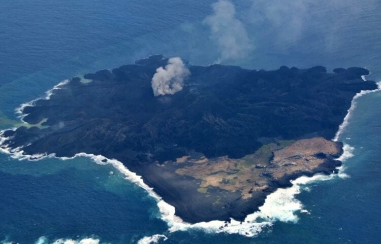 Вулканические острова Японии. Разросшийся вулканический остров Ниидзима. Фото.