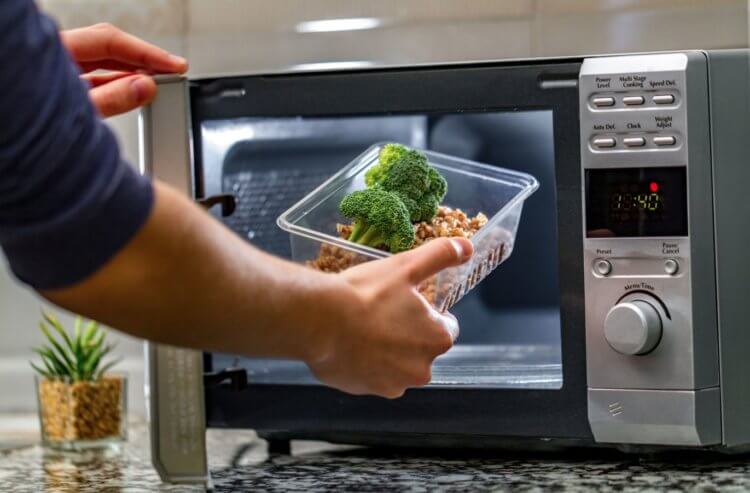 В какой посуде греть еду в микроволновке. Лучше всего в микроволновке использовать безопасный пластик или стекло — так будет безопаснее. Фото.