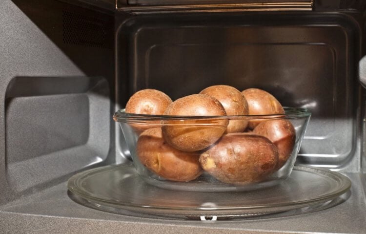 Какую еду можно греть в микроволновке. Перед готовкой картофеля в микроволновке, его лучше проткнуть вилкой. Фото.