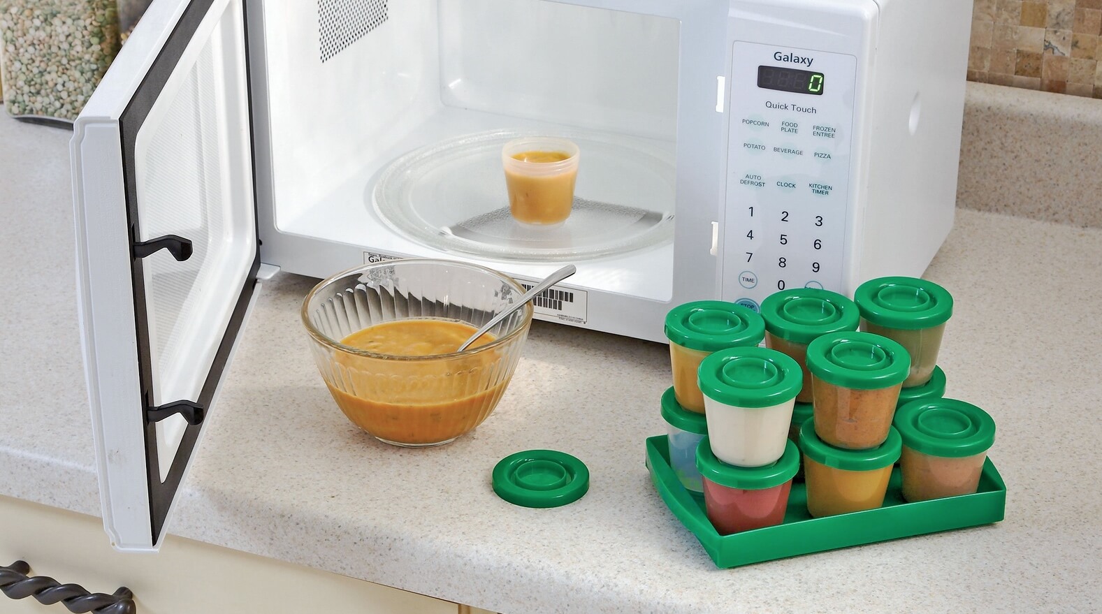 Можно ли греть пластиковую посуду в микроволновке. Контейнер для хранения детской смеси. Продукты которые могут загореться. Можно ли малышу греть еду в микроволновке.