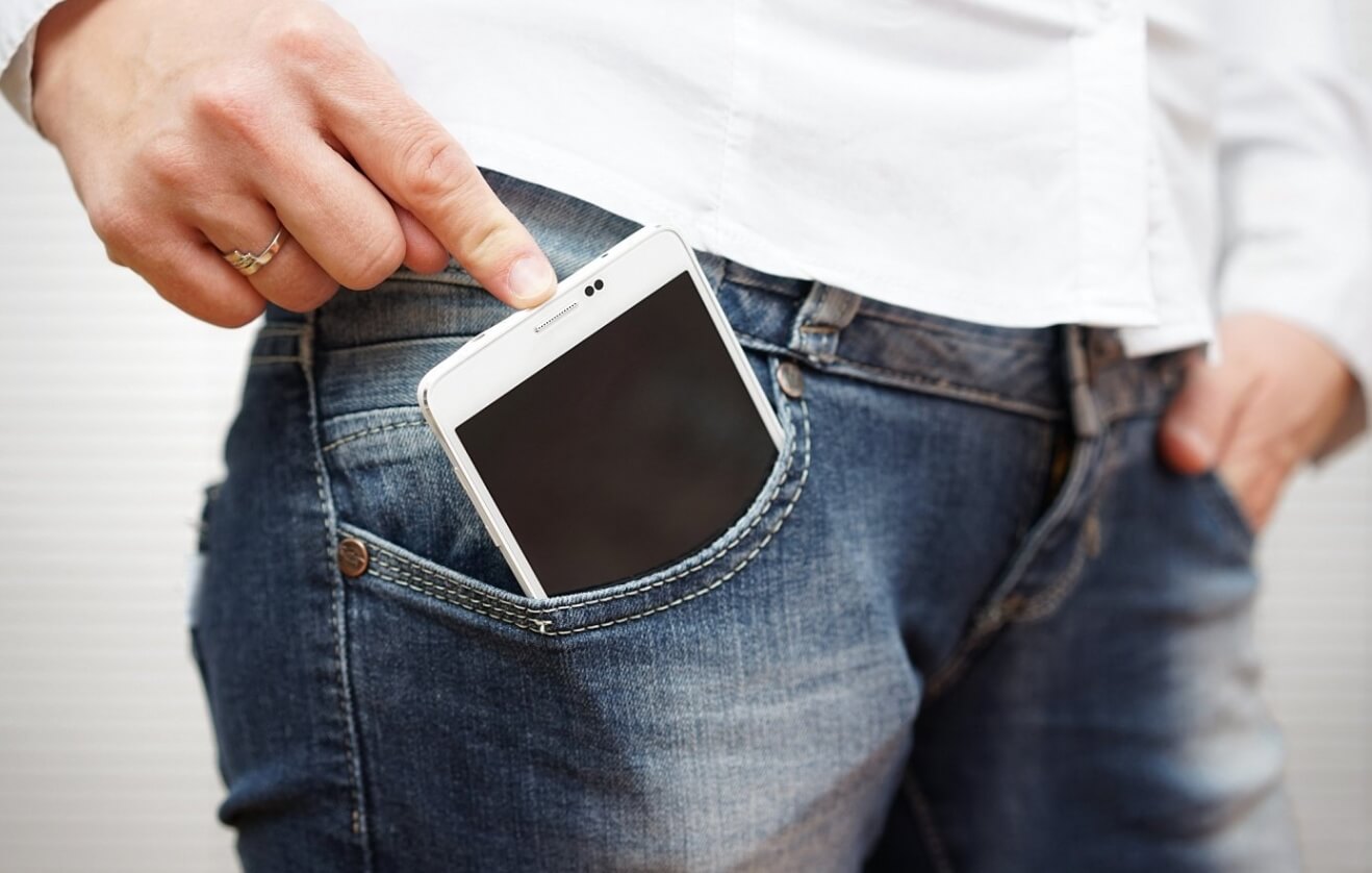 Изучение причин бесплодия у мужчин. Подавляющее большинство мужчин носит смартфон в кармане. Фото.