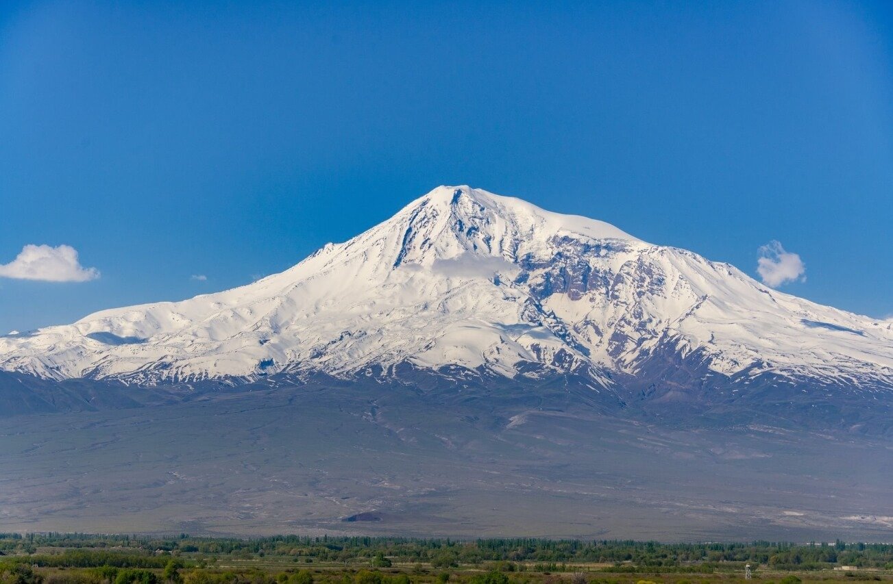 Почему невозможно найти Ноев ковчег. Гора Арарат в Турции. Фото.