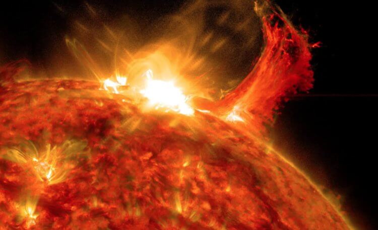 Из-за чего возникают вспышки на Солнце. Момент возникновения вспышки на Солнце выглядит примерно так. Фото.
