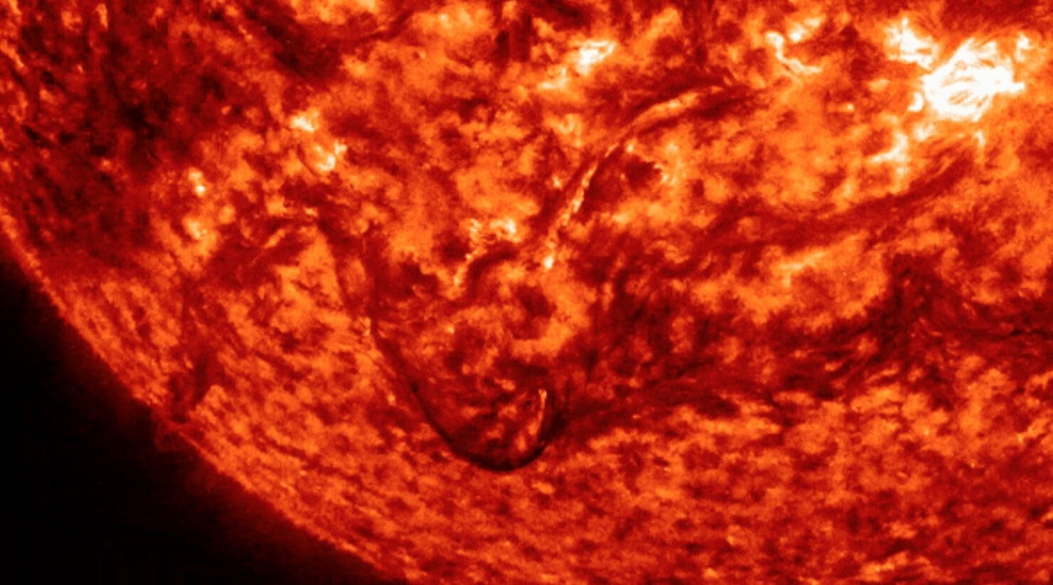 На Солнце образовался «огненный каньон» длиной 100 тысяч километров. Трещина на Солнце образовалась в результате разрыва солнечной нити. Фото.