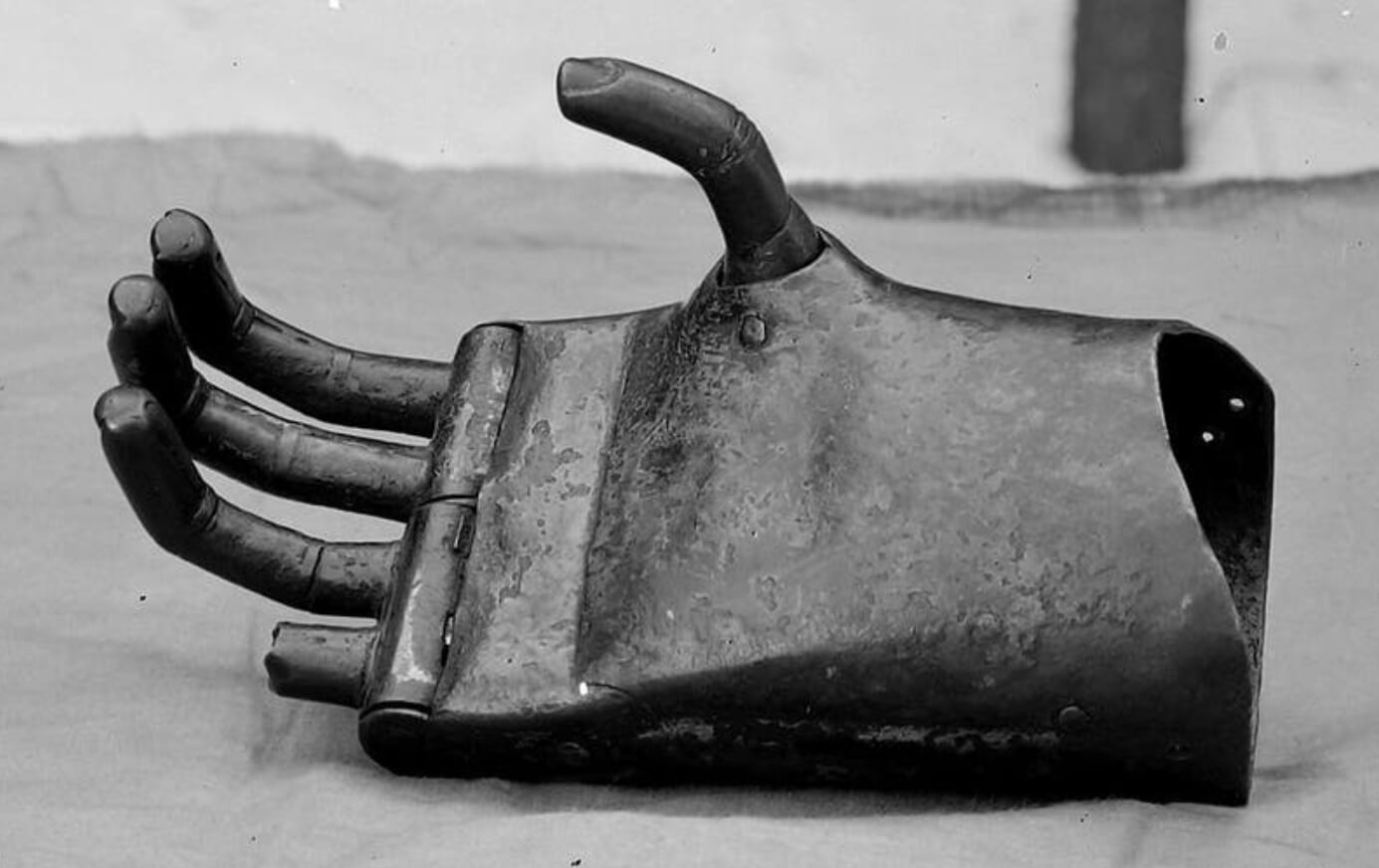 Рыцарь с железной рукой. Железная рука Геца фон Берлихингена. Фото.