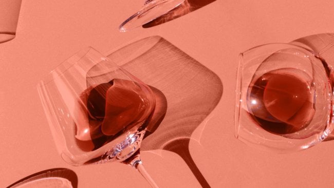 Ученые узнали почему от красного вина болит голова. Фото.