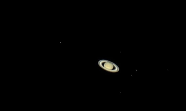 Как увидеть Сатурн на небе. Примерно так выглядит Сатурн, если смотреть на него через телескоп. Фото.