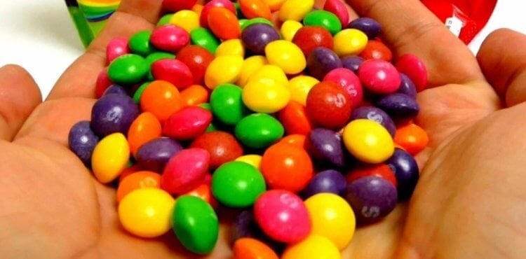 Запрет на продажу «Скитлс». Считается, что диоксид титана используется компанией Mars для того, чтобы придать конфетам «радужную» расцветку. Фото.