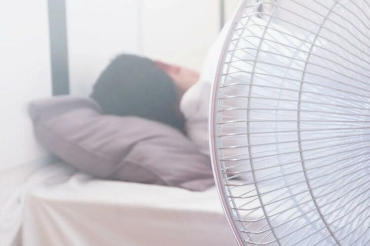 Что влияет на качество сна человека. Эксперимент показал, что вентиляция комнаты сильно влияет на качество сна. Фото.