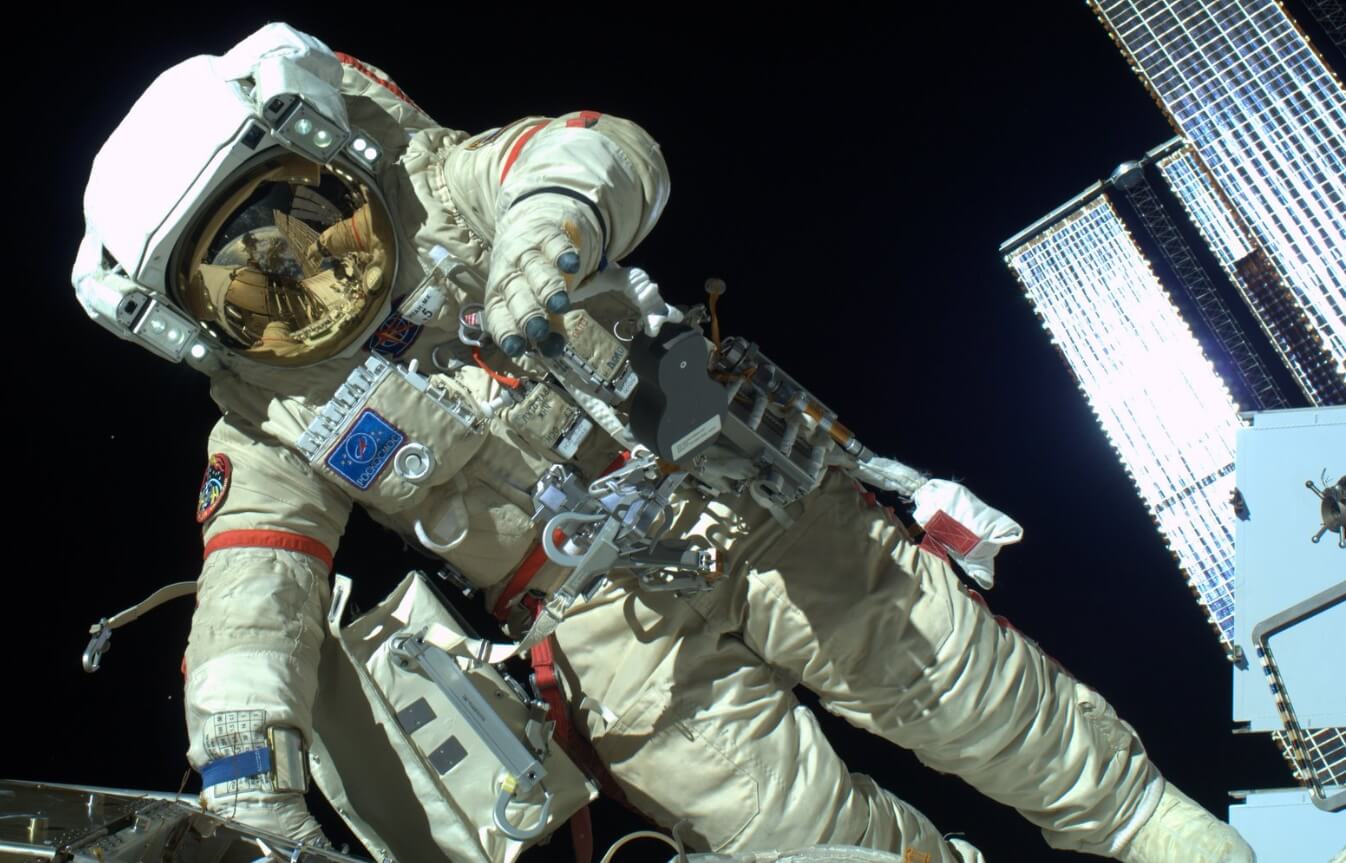 Почему в космосе пахнет горелым. При возвращении человека из космоса на МКС, на поверхности скафандра происходят химические процессы. Фото.