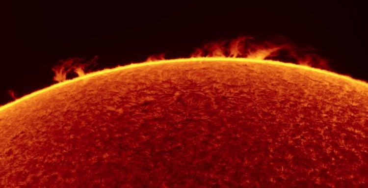 Какой радиус у Солнца по официальным данным. Фотосфера Солнца — это внешний слой солнечной атмосферы, где происходит основное излучение света и тепла, и которую мы видим как светящуюся поверхность. Фото.