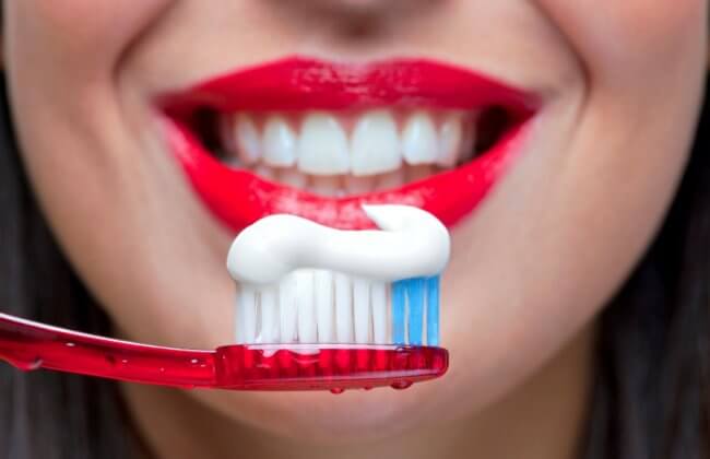 Какую зубную пасту нельзя покупать — эти вещества в составе могут вам навредить. Фото.