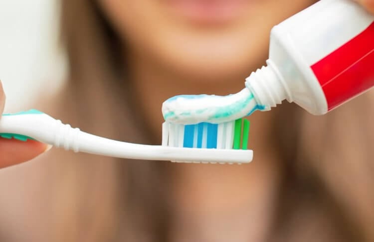 Чем опасен лаурилсульфат натрия в зубной пасте. Также некоторые виды зубных паст могут вызвать раздражение кожи. Фото.