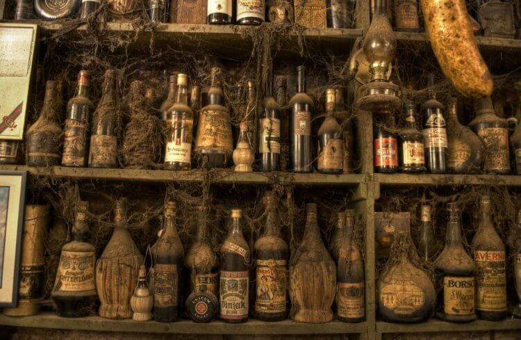 Находки на берегу морей. Жители Лондона до сих пор находят «ведьмины бутылки» древних времен. Фото.