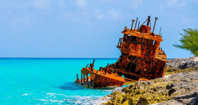 Ученые зафиксировали аномалию в море возле Бермудских островов. Фото.