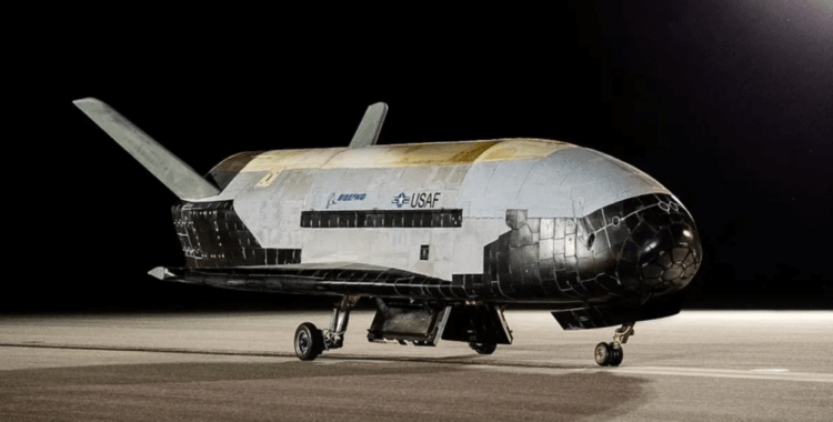 Космический аппарат X-37B будет запущен с секретной миссией — какую задачу он может выполнять? Секретный космический самолет Boeing X-37. Фото.