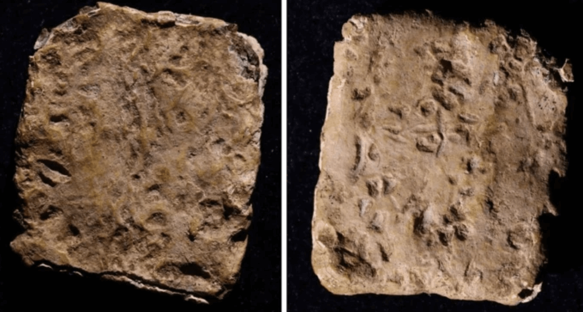 Когда была создана древняя табличка с проклятиями. Возраст таблички может составлять 3200 или даже 3400 лет. Фото.