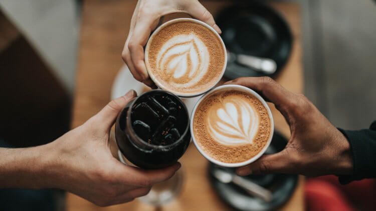 Почему кофеин мешает обучению. Ученые обнаружили негативное влияние кофеина у всех людей, которые пили от 1 до 5 чашек кофе (или других напитков с кофеином). Фото.
